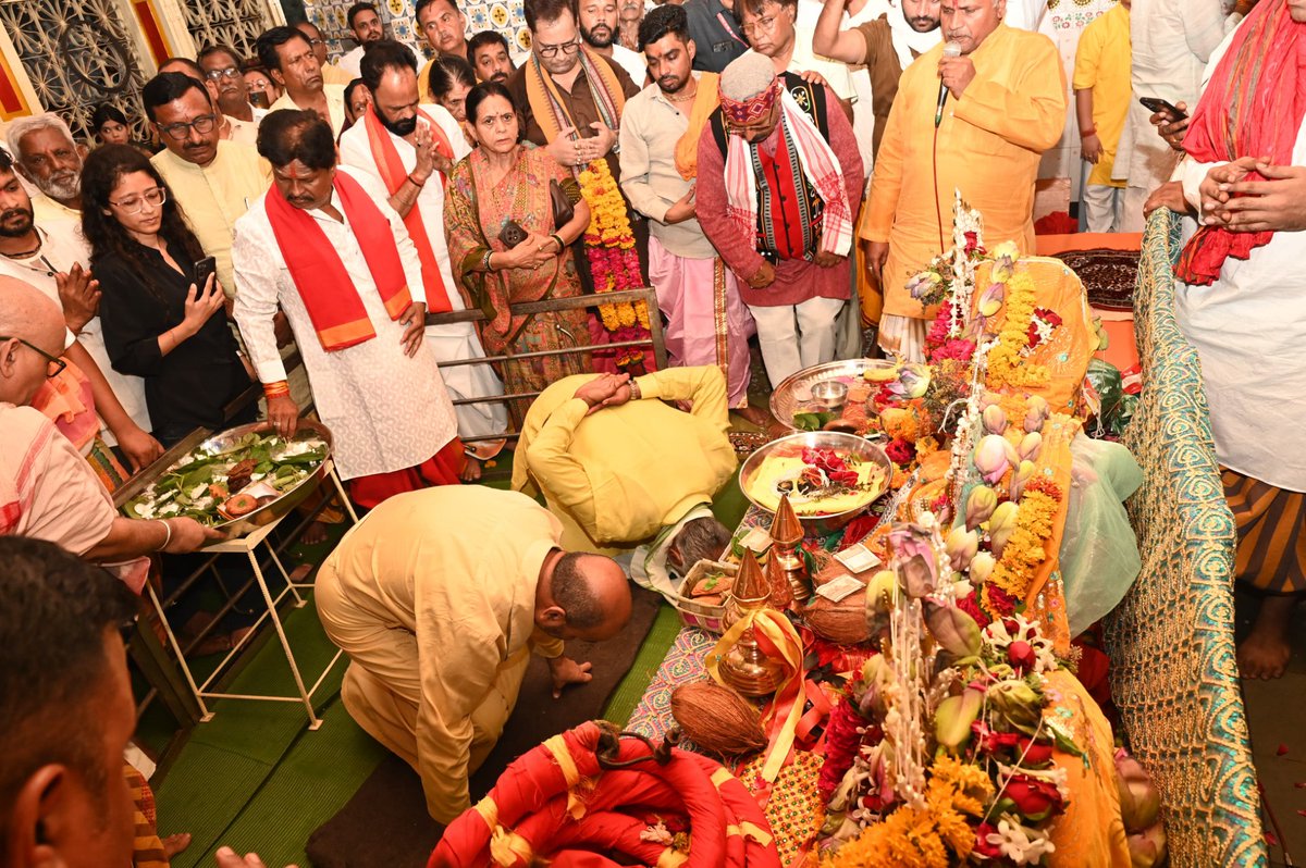 prahladspatel's tweet photo. कल 17 जुलाई को पूज्य दादा गुरुजी के निराहार साधना के 2,100 दिन पूर्ण होने के उपलक्ष्य में आयोजित वृहद वृक्षारोपण महाअभियान हेतु दमोह पधारे परम ��ूज्य महाअवधूत सिद्ध महायोगी श्री दादा गुरुजी का आत्मीय स्वागत एवं अभिनंदन किया।

तत्पश्चात उनके पावन सान्निध्य में लक्ष्मण कुटी मंदिर में भगवान श्री जगन्नाथ जी की पूजा-अर्चना कर प्रदेशवासियों के सुख, समृद्धि की मंगलकामना की।

@DadaGuruVani @NarendraBajaj8 @03sushilgupta @gautamsakariya3 @phalitspatel @narendradamoh