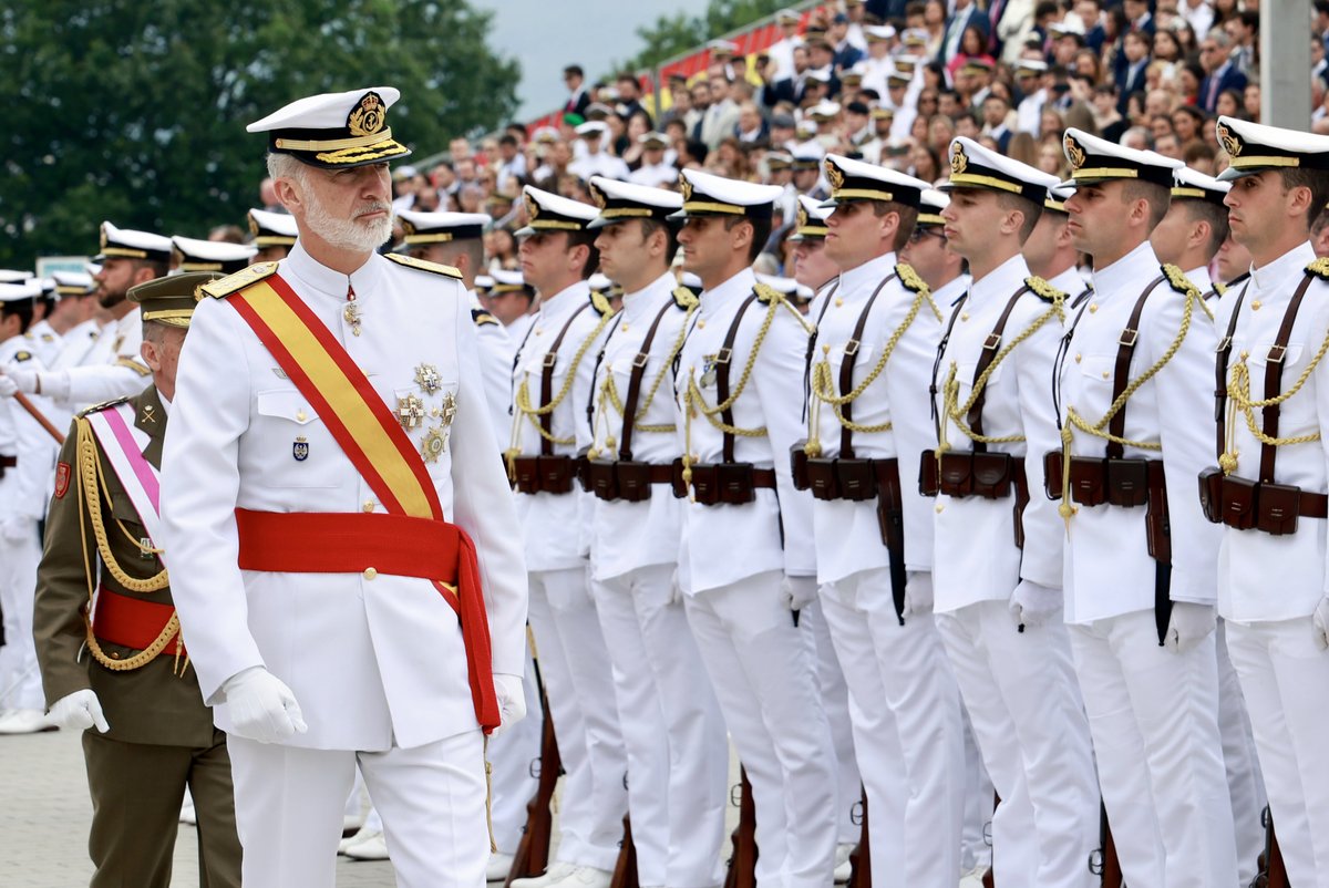 CasaReal's tweet photo. El Rey preside, en la Escuela Naval Militar de Marín, el solemne acto de jura o promesa ante la Bandera de los alumnos de primer curso, así como la entrega de los Reales Despachos de Empleo a los nuevos alféreces de navío y tenientes.

➡️https://t.co/vRk7LOxt4K https://t.co/KV0RxF7qv0