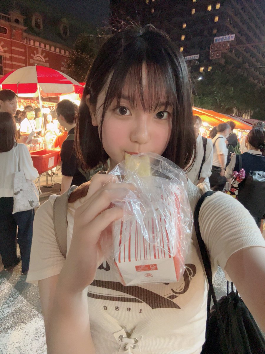 niina_ninifufu's tweet photo. 祇園祭行ってきたよ〜‼︎
人たっくさんいてめっちゃ暑かった🫠🫠
でも美味しいものいっぱい食べれたー！😋
やっぱり屋台めし最高ー！✨
これはチーズスティックだよー！
初めて食べたけどちょー美味しかった！
インスタにもたくさん写真載せたからみてみてね〜‼︎🙏✨

#祇園祭り   #お祭り https://t.co/MIQ6Onhycu