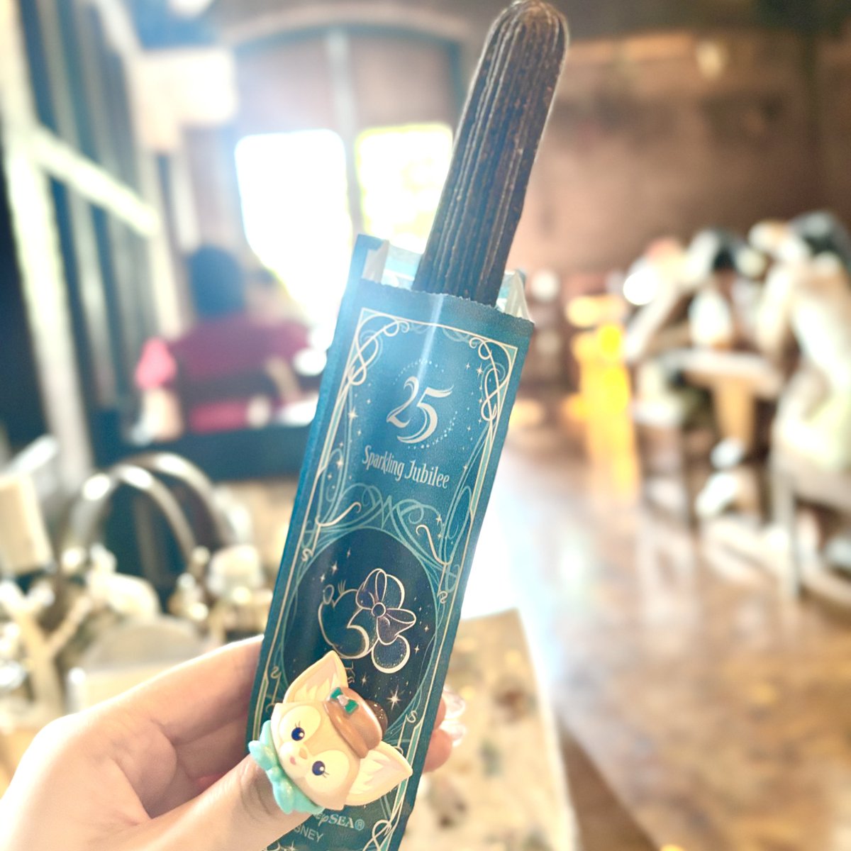 hotaltalia's tweet photo. 25周年フードも食べられた！ダフィフレのリング写真撮る時の💅隠しに丁度いいね✨ https://t.co/sYzD4s7xvh