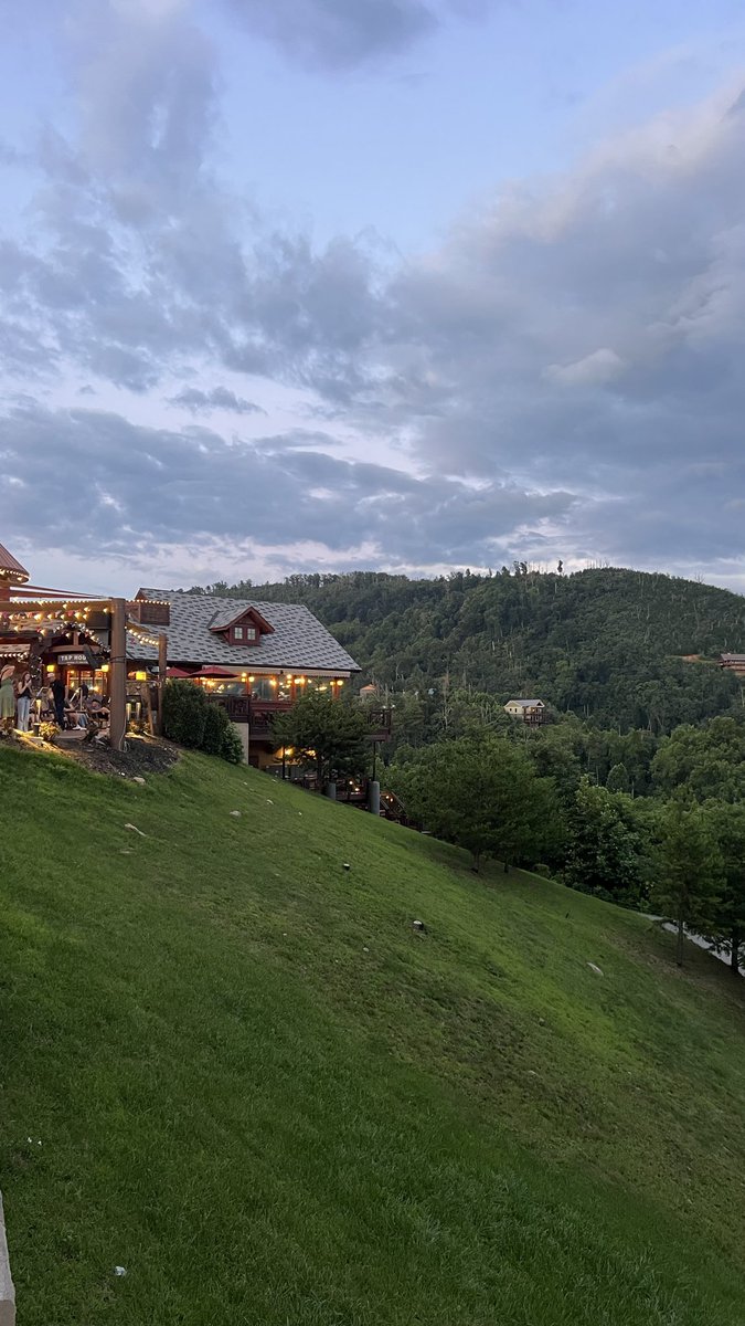 iiiqar's tweet photo. Gatlinburg downtown.
-Anakeesta 🧡 https://t.co/OkDeQP8wFF
