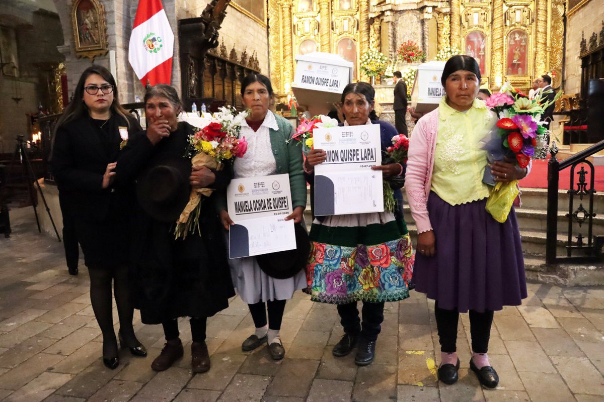 AdrianSarriaMu's tweet photo. Los restos de 44 víctimas del conflicto armado interno —casos con responsabilidad atribuida tanto a Sendero Luminoso como a las fuerzas del orden— retornan a sus familias en Ayacucho. Décadas después de ser hallados en fosas comunes, reciben por fin un adiós digno. Que en paz descansen.