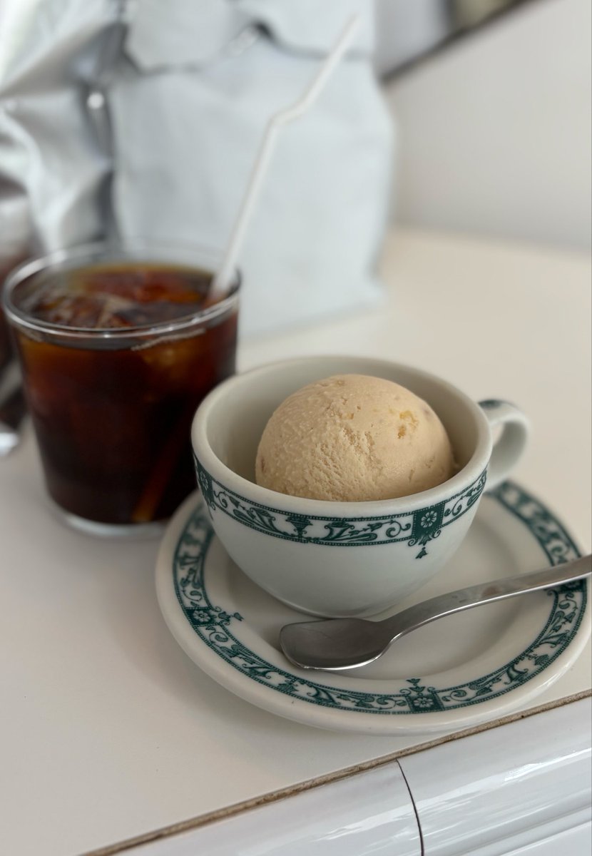 K5xPn's tweet photo. 📍SUHO/駒場東大前
しろくまのジェラート🐻‍❄️🍨中にフルーツと小豆とか入っててミルキーでめっちゃしろくまだった！コーヒーすっきりしてて暑い日にちょうどよい https://t.co/Zj1vdEejvB