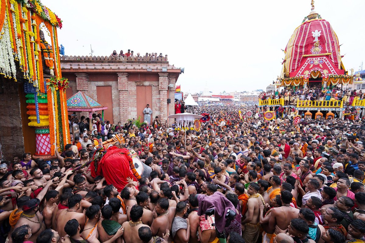 OdiaSpiritual's tweet photo. ଆରେ କାଳିଆ, କାହିଁ ତୋ ଟାହିଆ... କାହିଁକି ମୁହଁ ଶୁଖି ଯାଇଛି ତୋର, କାଳିଆ? କିଛି ଅବ୍ୟବସ୍ଥା ହେଲା କି? କାହିଁକି ବିନା ଟାହିଆରେ ଆସିଲୁ ତୁ? ତୋର ସେ ପ୍ରିୟ ନଟଖଟିଆ ଟାହିଆ କାହିଁ? ଏ କି ବିଡ଼ମ୍ବନା ପ୍ରଭୁ! ମନ ମାନୁନି, ଆଖି ବିଶ୍ୱାସ କରୁନି। 
#SpiritualKnowledgeOdia #SJTA https://t.co/evslRJCn43
