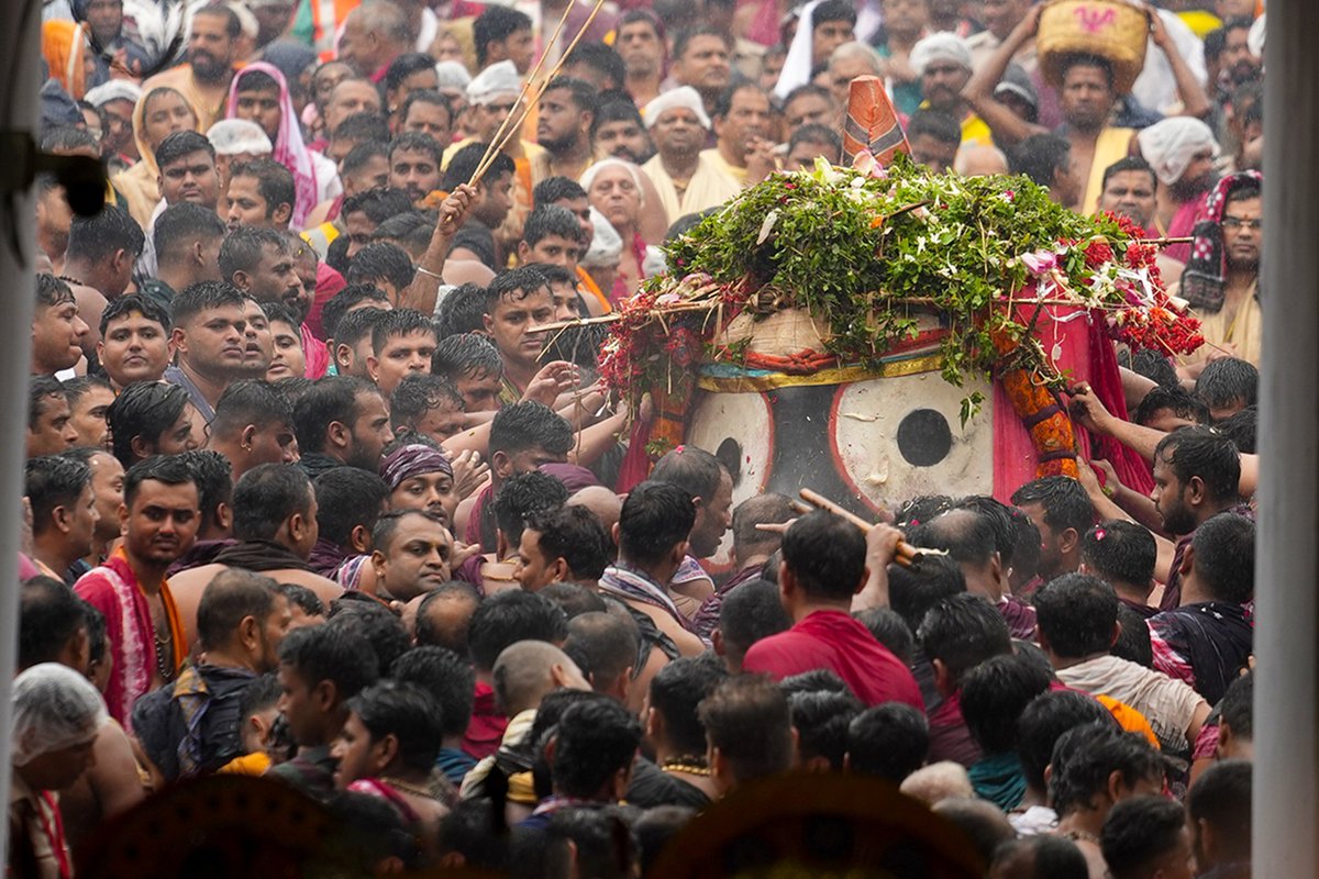 OdiaSpiritual's tweet photo. ନଟିଆ ଠାକୁରଙ୍କ ମୁଣ୍ଡରେ ନଟଖଟିଆ ଟାହିଆ ନଥିବ, ଏ କଥା କେମିତି ସହିହେବ? ତଥାପି ତୋର ସେ ଚକା ଚକା ନୟନ, ସେ ଅପୂର୍ବ ହସ ଓ ଅନନ୍ତ କରୁଣା ଭକ୍ତ ହୃଦୟକୁ ଆଜି ବି ଆନ୍ଦୋଳିତ କରୁଛି। ମହାବାହୁଙ୍କୁ ଦେଖିବା ପାଇଁ ଅସଂଖ୍ୟ ଭକ୍ତଙ୍କ ମନ ବ୍ୟାକୁଳ ହୋଇଉଠିଛି। ହଲି ଦୋହଲି ଆସୁଛନ୍ତି କାଳିଆ ସାଆନ୍ତ। @arvindpadhee @SJTA_Puri https://t.co/C9RzPGocM6