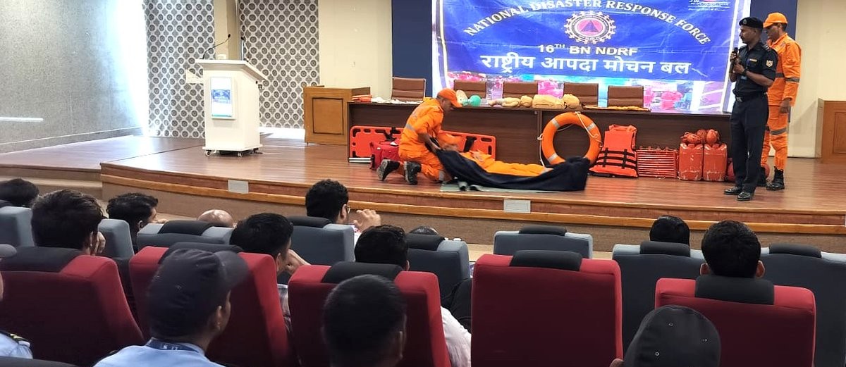 16NDRF's tweet photo. टीम @16NDRF ने एनआईटी खामपुर, नरेला में सामुदायिक जागरूकता कार्यक्रम के माध्यम से विद्यार्थियों एवं कर्मचारियों को आपदा से बचाव, प्राथमिक उपचार, अग्नि सुरक्षा तथा जीवनरक्षक आपातकालीन कौशल का प्रशिक्षण देकर सुरक्षा के प्रति जागरूक किया।
@NDRFHQ 
@Nitdofficial https://t.co/RuZeUP8d5v