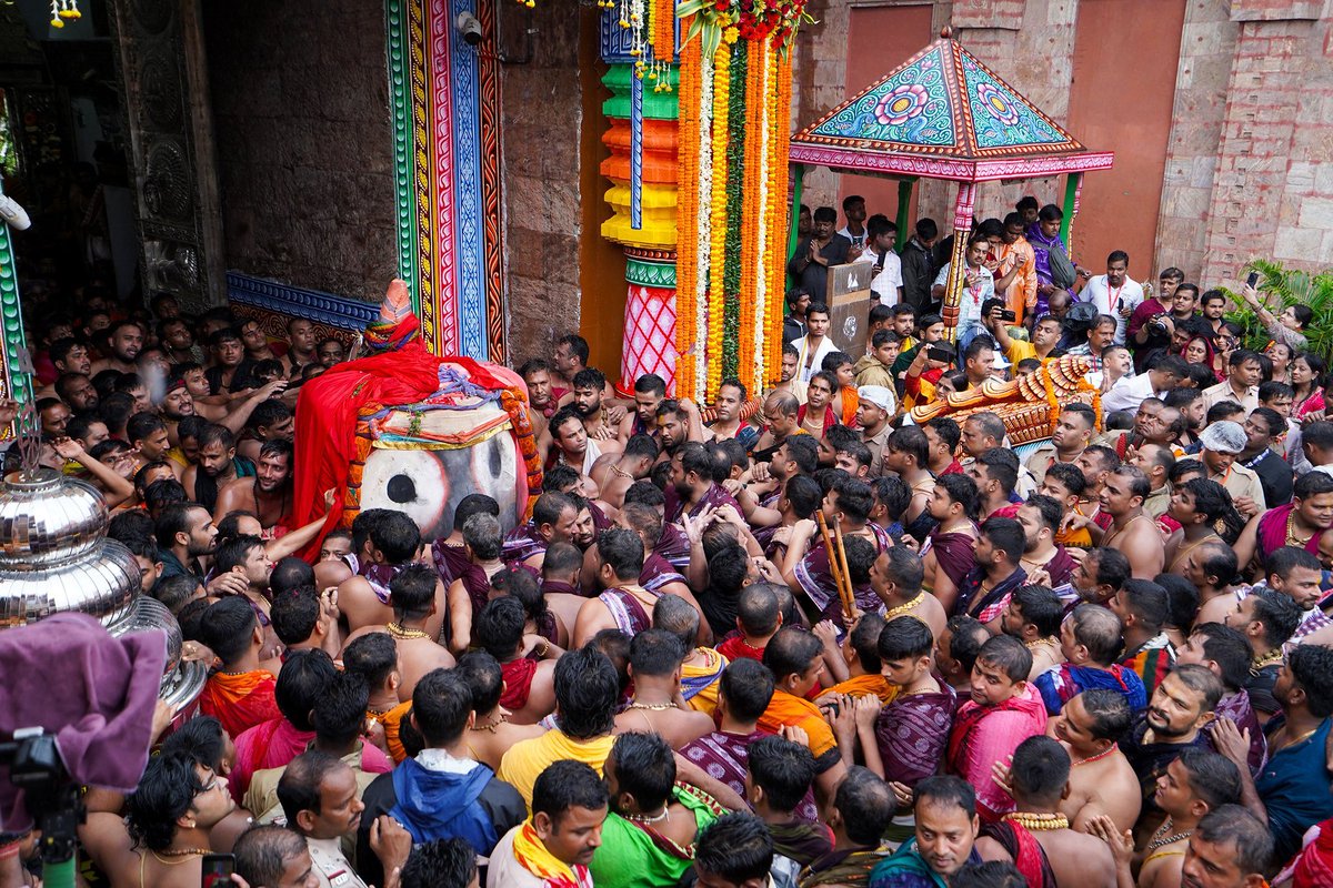 OdiaSpiritual's tweet photo. ନଟିଆ ଠାକୁରଙ୍କ ମୁଣ୍ଡରେ ନଟଖଟିଆ ଟାହିଆ ନଥିବ, ଏ କଥା କେମିତି ସହିହେବ? ତଥାପି ତୋର ସେ ଚକା ଚକା ନୟନ, ସେ ଅପୂର୍ବ ହସ ଓ ଅନନ୍ତ କରୁଣା ଭକ୍ତ ହୃଦୟକୁ ଆଜି ବି ଆନ୍ଦୋଳିତ କରୁଛି। ମହାବାହୁଙ୍କୁ ଦେଖିବା ପାଇଁ ଅସଂଖ୍ୟ ଭକ୍ତଙ୍କ ମନ ବ୍ୟାକୁଳ ହୋଇଉଠିଛି। ହଲି ଦୋହଲି ଆସୁଛନ୍ତି କାଳିଆ ସାଆନ୍ତ। @arvindpadhee @SJTA_Puri https://t.co/C9RzPGocM6
