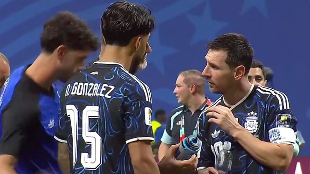 MirrorFootball's tweet photo. Lionel Messi and Argentina players' telling reaction to Jordan Pickford's water bottle notes

https://t.co/OUYVbG9v3U https://t.co/yJV9IjYZQ8