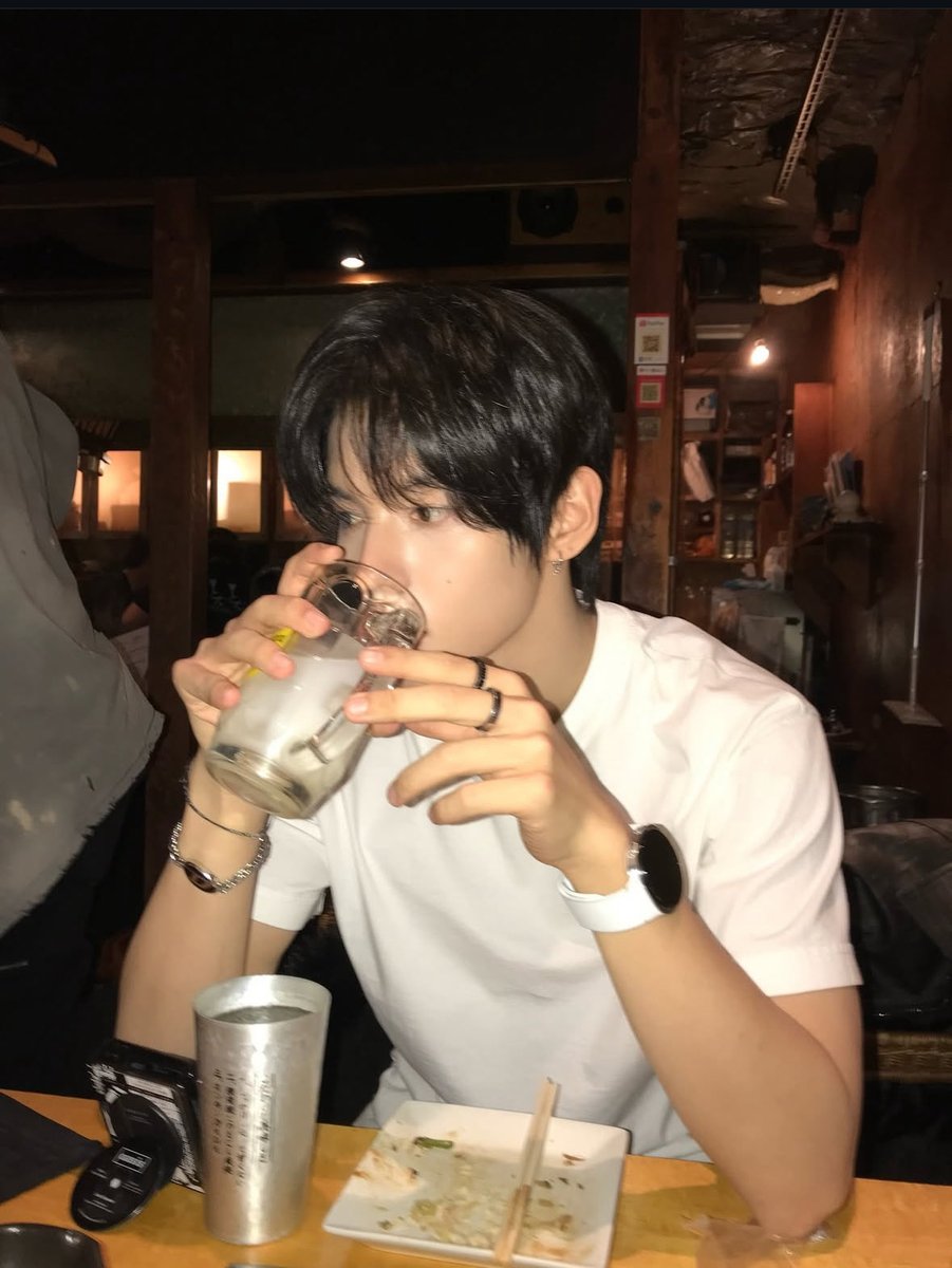 hhh164139's tweet photo. 叫朋友太亲切，叫网友太疏离，叫知己太过火， 不如就叫老公，微微的冷漠，微微的温暖， 一根网线连接你和我，晚上好老公！

#HAMIN #하민 #SMTR25 #ハミン #이하민 https://t.co/JQ4e4dKnTP