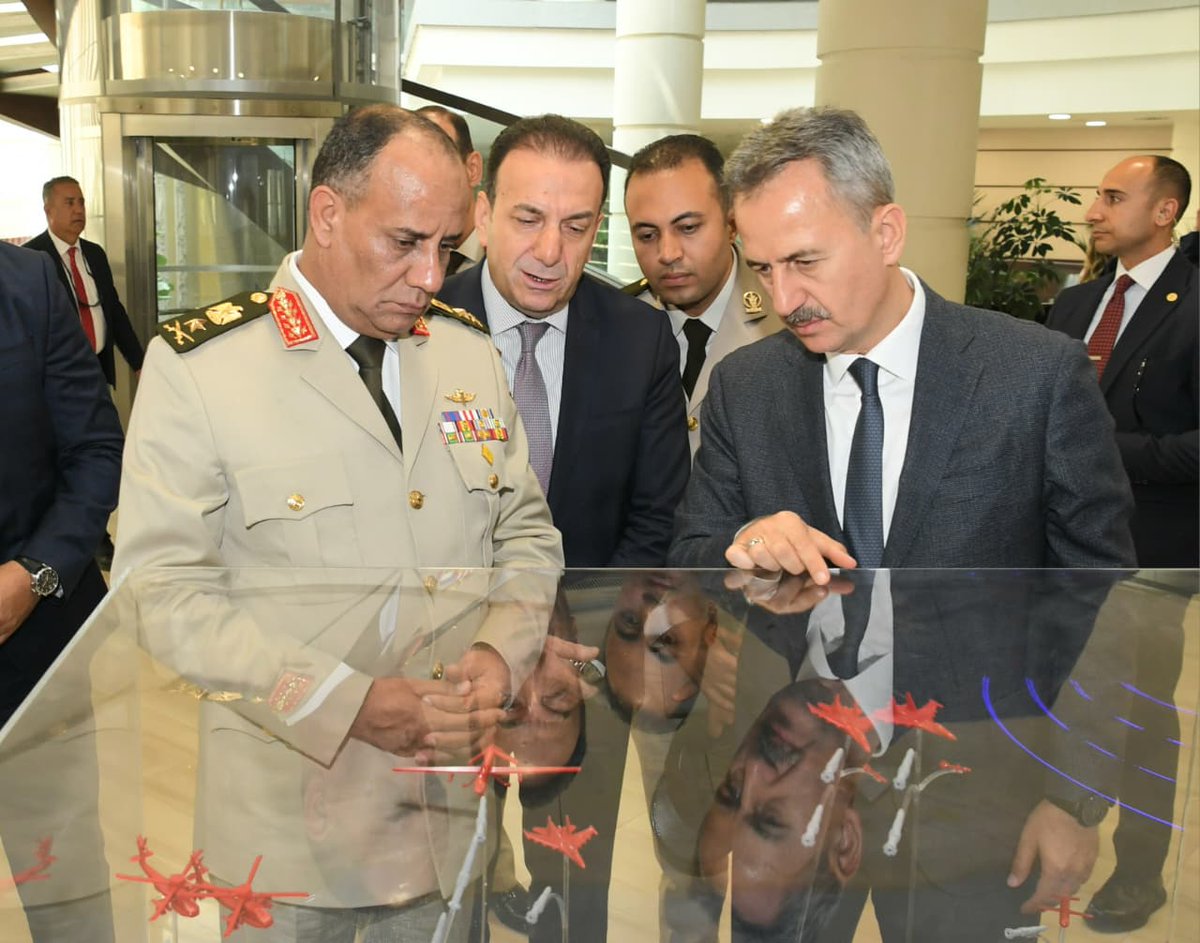 EgyArmySpox's tweet photo. #المتحدث_العسكرى : الفريق / أشرف سالم زاهر القائد العام للقوات المسلحة وزير الدفاع والإنتاج الحربى يعود إلى أرض الوطن بعد انتهاء زيارته الرسمية لجمهورية تركيا ...
ــــــــــــــــــــــــــــــــــــــــــــــــــــــــــــــ
عاد إلى أرض الوطن الفريق / أشرف سالم زاهر القائد العام للقوات المسلحة وزير الدفاع والإنتاج الحربى والوفد المرافق له وذلك بعد انتهاء زيارته الرسمية لجمهورية تركيا ، حيث أجريت له مراسم استقبال رسمية واستعراض حرس الشرف وعزفت الموسيقات العسكرية السلام الوطنى لكلا البلدين .
والتقى الفريق / أشرف سالم زاهر القائد العام للقوات المسلحة وزير الدفاع والإنتاج الحربى بالسيد / يشار غولر وزير الدفاع التركى ، وتناول اللقاء مناقشة سبل تعزيز أوجه التعاون العسكرى فى مجالات التدريب ونقل وتبادل الخبرات بين القوات المسلحة المصرية والتركية ، وترأس الوزيران جلسة مباحثات رفعية المستوى وفى ختام الجلسة قاما بالتوقيع على خطاب نوايا لتعزيز مجالات التعاون الدفاعى بين الجانبين .
وعلى هامش الزيارة قام القائد العام للقوات المسلحة بزيارة ضريح الرئيس الراحل / مصطفى كمال أتاتورك مؤسس الجمهورية التركية ووضع إكليل من الزهور على قبره ، كما التقى الفريق / أشرف سالم زاهر برئيس هيئة الصناعات الدفاعية التركية لبحث سبل التعاون المشترك ، واستمع إلى عرض تقديمى عن الإمكانيات والقدرات التصنيعية المتطورة التى تمتلكها الهيئة ، كما وقع رئيس هيئة الصناعات الدفاعية التركية ورئيس هيئة الإستخبارات العسكرية خطاب نوايا لدعم آفاق التعاون فى مجال الصناعات الدفاعية بما يساهم فى تعزيز الأمن الإقليمى وتطوير القدرات المشتركة بين البلدين ، كما قام الفريق / أشرف سالم زاهر بزيارة مقرات عدد من كبرى الشركات التركية المتخصصة فى الصناعات الدفاعية للإطلاع على أحدث التقنيات والمعدات العسكرية التى تنتجها تلك الشركات وبحث سبل التعاون المشترك بما يعزز من فرص تبادل الخبرات فى مجال التصنيع العسكرى بين كلا البلدين الصديقين ويدعم جهود الأمن والاستقرار بالمنطقة .