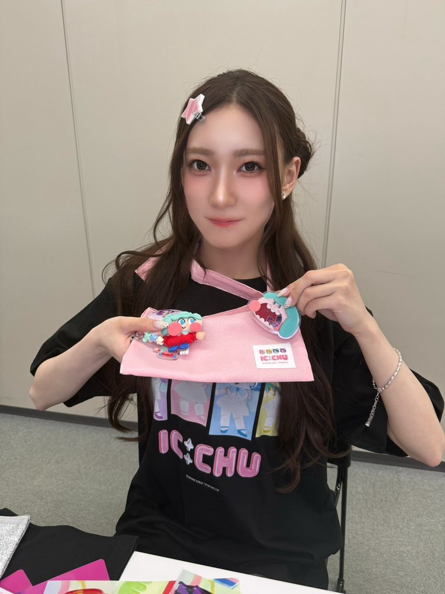 candycaries's tweet photo. #キャンカリPOPUP グッズ
with #ISSUE RINさん💜

お手元のグッズは…🧚
🍭ぬいぐるみマスコット アメ
🍭サコッシュ
🍭しゃかしゃかアクリルキーホルダー

#キャンディーカリエス #ICCHU https://t.co/OI07i4tpZO