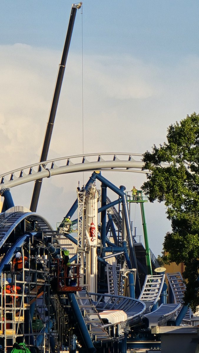 Midway_Mayhem's tweet photo. - Fast &amp; Furious Hollywood Drift morning update -

The second piece of ttwck for thr switch is in. Turn leading into the s-bend is complete. The structure by the stage is getting beefy. For some reason the Berlin wall has been removed. https://t.co/eMDBkwkga8