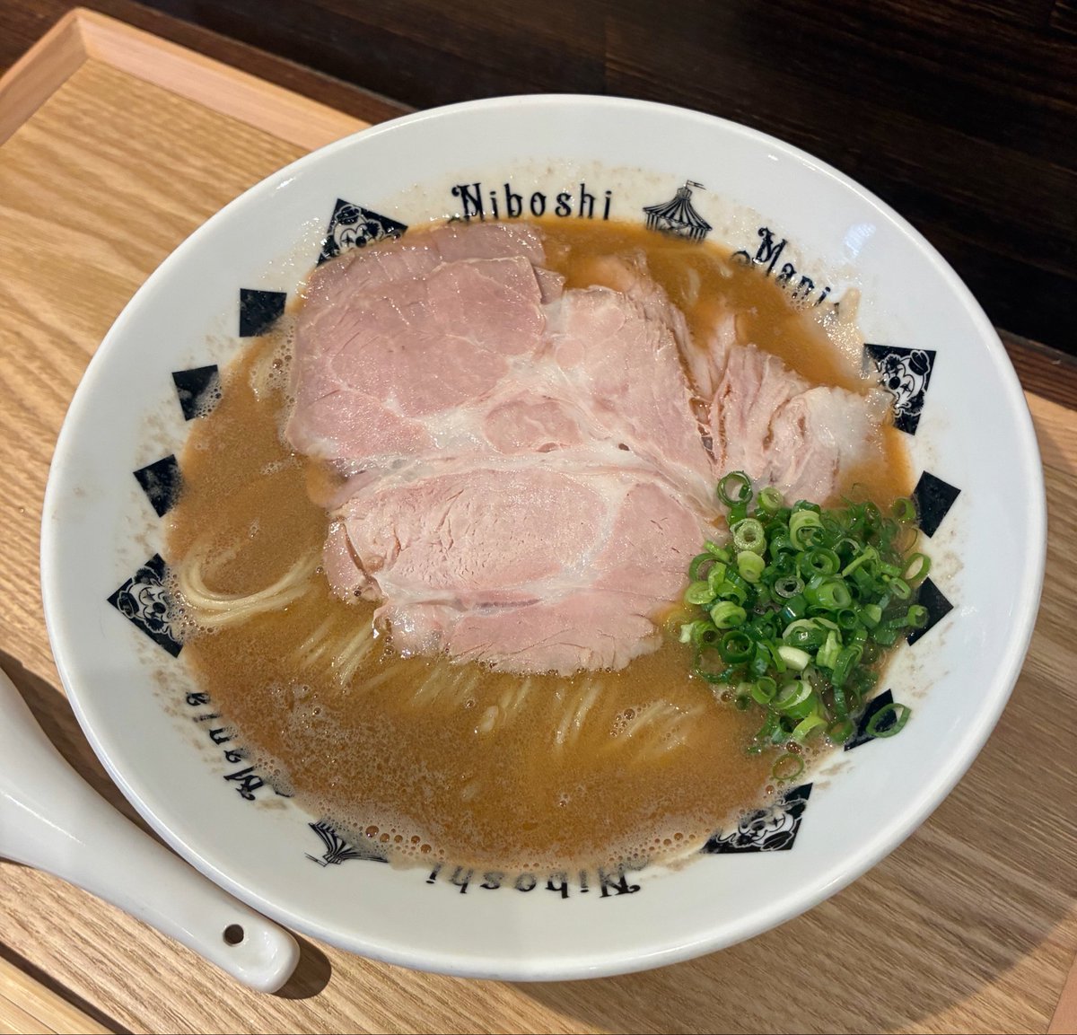 chisou2022's tweet photo. 蒲田のNIBOSHIMANIA（ニボシマニア）さんに独立以来やっと来れた〜

オープン時に覆面花木・弐昇両店主に連れられお伺いして以来、遠いけどトップクラスに通いました
個性強くて大好きです🍜

歳で少食になったけどニボシマニアさんだけは必ず和え玉も食べます
弐昇経由で今腹はちきれそうですマジで https://t.co/WlxiepPk2u