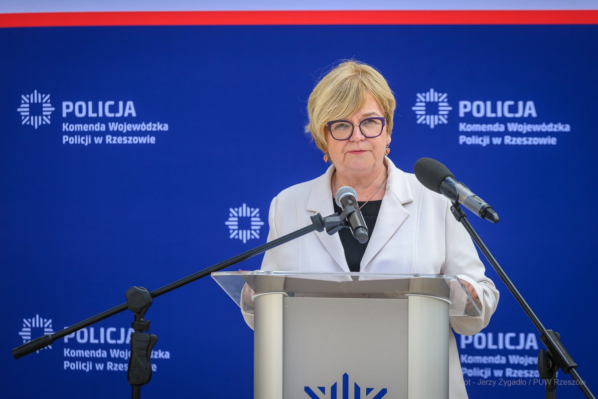 TKH_Teresa's tweet photo. 👮 Wojewódzkie Obchody Święta Policji w #Rzeszów. 

Przy @puwrzeszow wspólnie uczciliśmy ten dzień. Funkcjonariuszom wręczono odznaczenia i awanse – serdecznie gratuluję! 👏

Całej @Rz_Policja dziękuję za codzienną służbę! 🇵🇱 https://t.co/onx0YYGWpQ