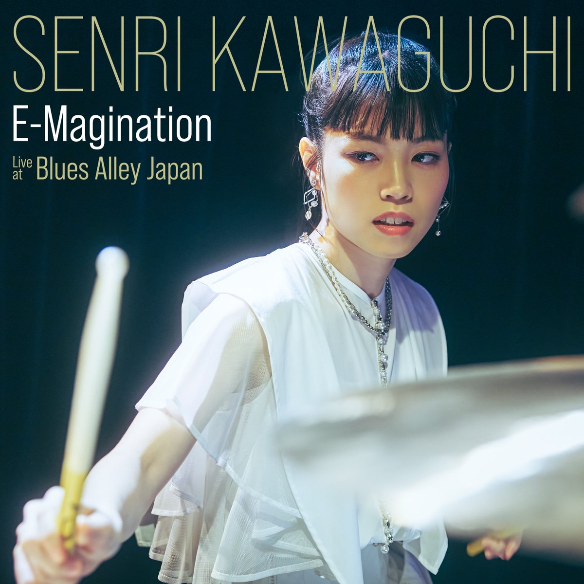 INANDOUTOffici1's tweet photo. 8月26日発売！川口千里初のライブアルバムのジャケット写真と収録内容、そして新しいアーティスト写真が公開になりました！
https://t.co/YPLzWWWQtA

#senri
#senrikawaguchi
#川口千里 https://t.co/26Nhd23M10
