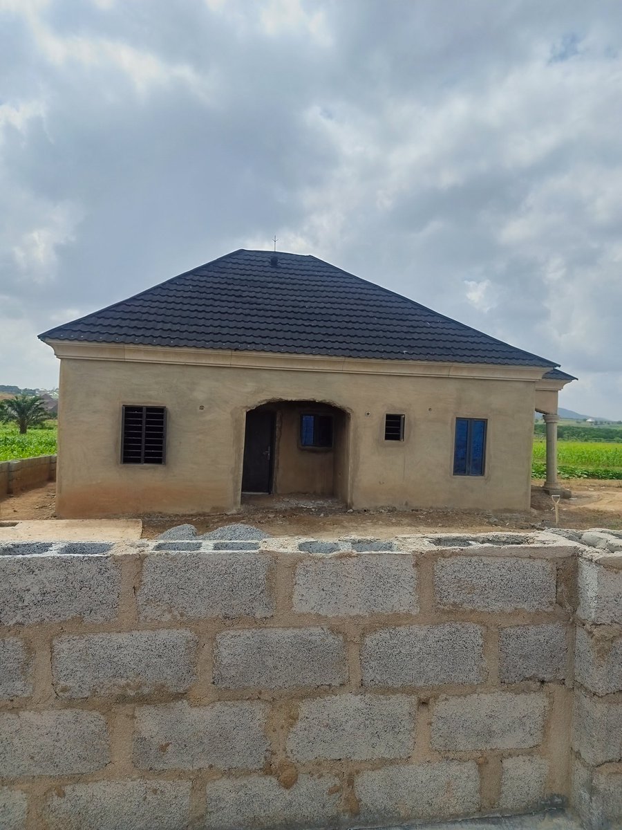 Toby_engineer79's tweet photo. So many landlords are crazy,how can they evicte someone and the guy moved to his empty land,and build a batcher and move in with his family,today the batcher has turned to a 4 bedroom flat. https://t.co/4l9OHTMtqJ