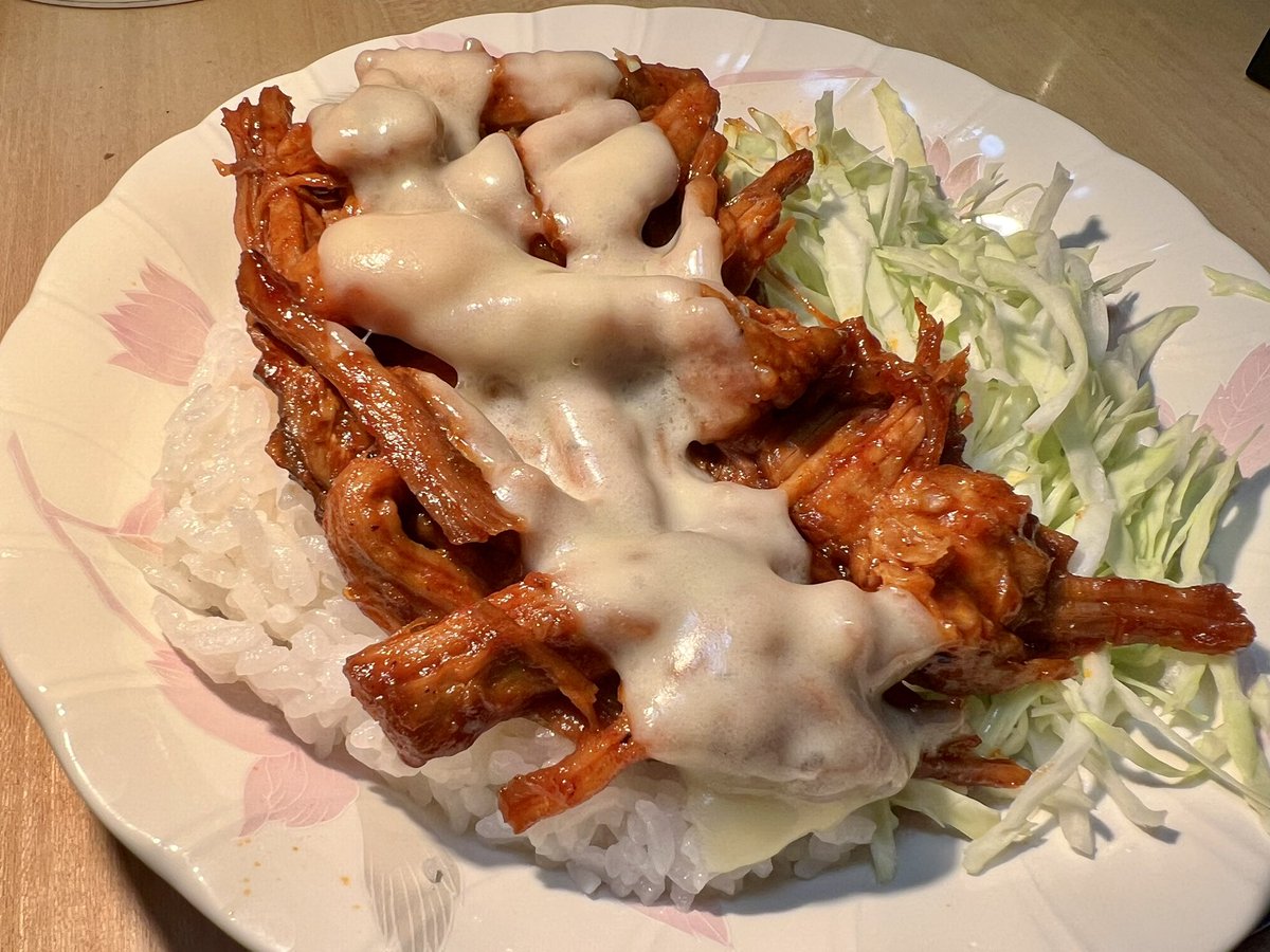 tmtm_1108's tweet photo. YouTubeで森田シェフのプルドポークが凄く美味しそうだったので作ってみた🥩
オーブン要らずで簡単でこれは美味いわ https://t.co/qiYMEdWVkx