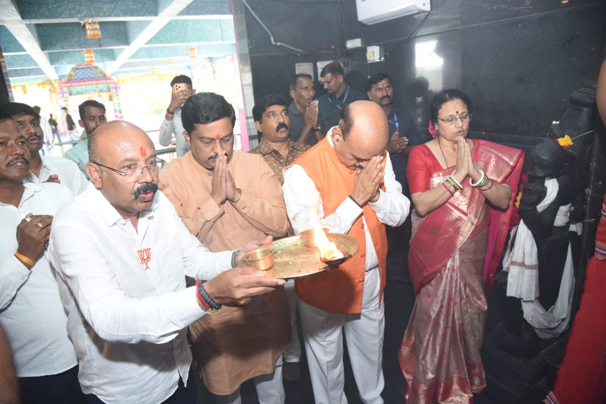 DrBhagwatKarad's tweet photo. वाढदिवसानिमित्त श्रीक्षेत्र व्यंकटेश (बालाजी) मंदिर, म्हैसमाळ येथे श्री व्यंकटेश बालाजींचे दर्शन घेऊन महाआरती केली.
महाराष्ट्रात भरपूर पाऊस पडावा, बळीराजा सुखी-समृद्ध राहावा तसेच सर्वांच्या सुख, शांती, उत्तम आरोग्य आणि भरभराटीसाठी प्रार्थना केली.
#drkaradupdates https://t.co/gAXVqdK46f