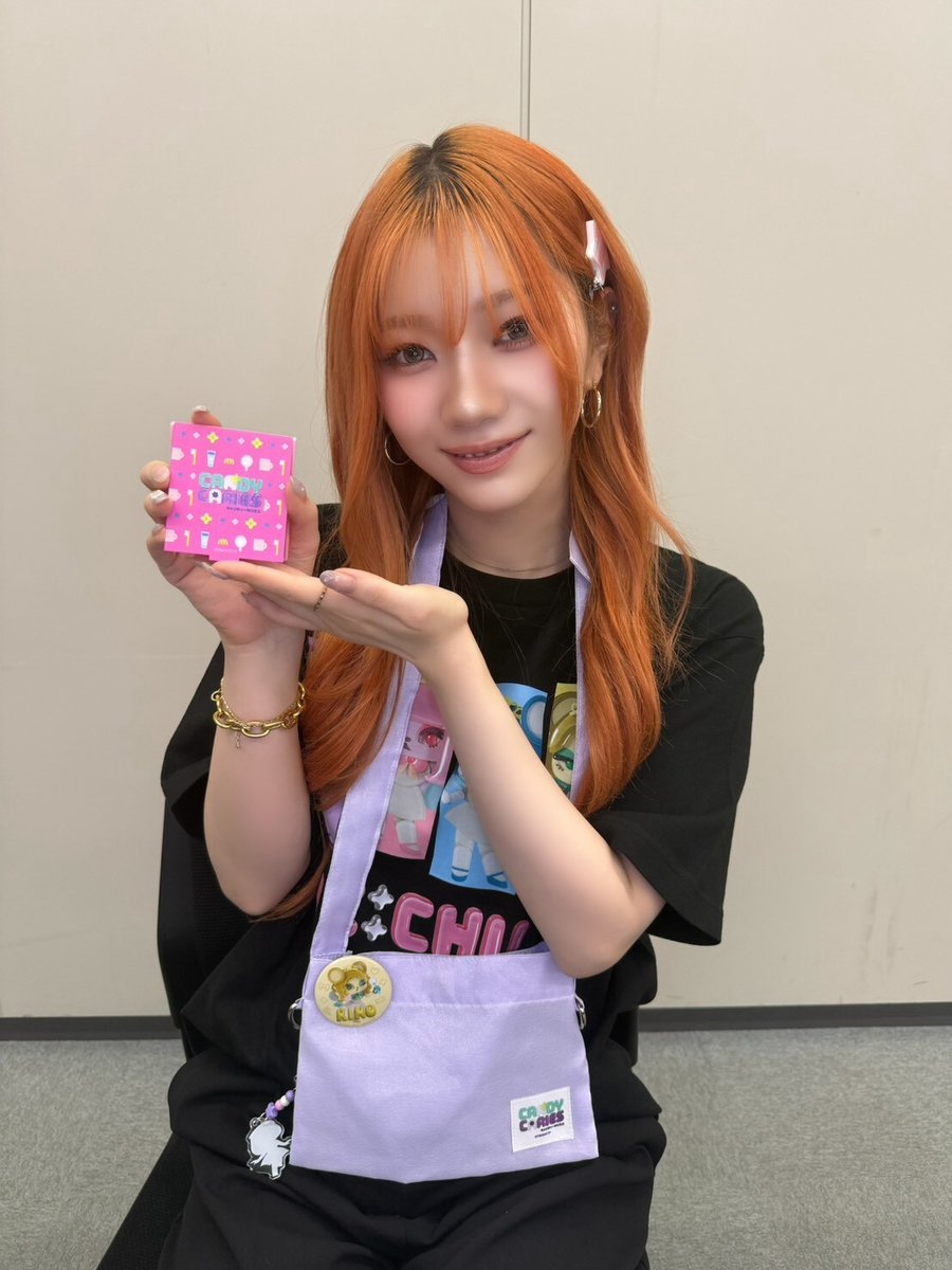 candycaries's tweet photo. #キャンカリPOPUP グッズ
with #ISSUE RINOさん💛

お手元のグッズは…🧚
🍭折りたたみミラー

#キャンディーカリエス #ICCHU https://t.co/A0WhoUS80v