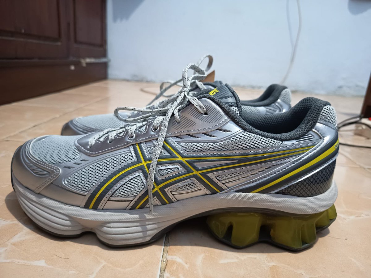nayonoona's tweet photo. WTS sepatu asics gel-kinetic fluent ukuran EU 44. Warna glacier grey/steel grey. Baru dipake sekali. Harga beli 2,8jt dijual nego #zonauang #preloved https://t.co/OhBnyzNvao