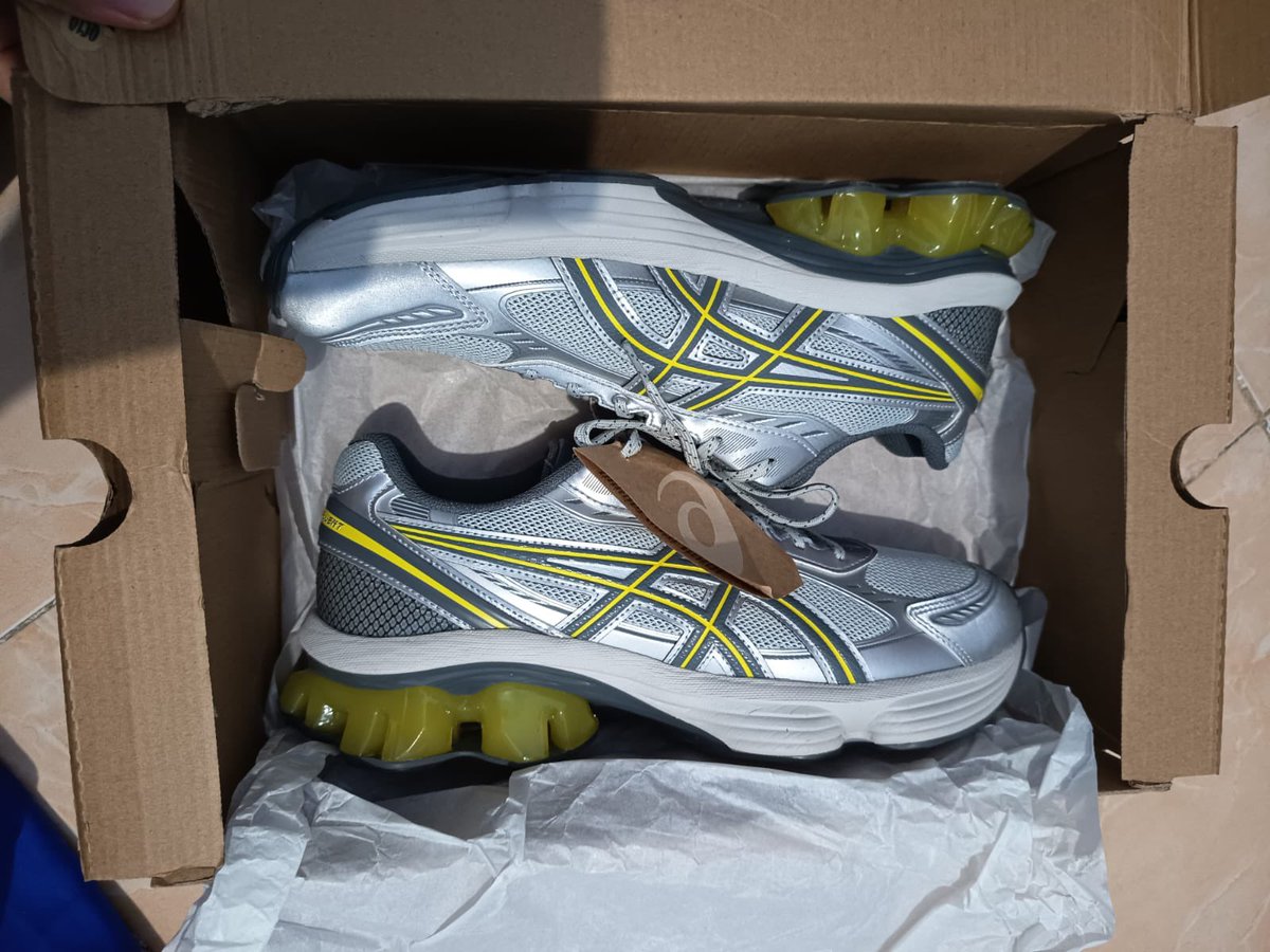 nayonoona's tweet photo. WTS sepatu asics gel-kinetic fluent ukuran EU 44. Warna glacier grey/steel grey. Baru dipake sekali. Harga beli 2,8jt dijual nego #zonauang #preloved https://t.co/OhBnyzNvao