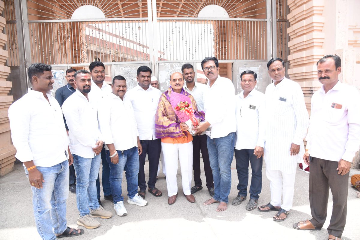 DrBhagwatKarad's tweet photo. माझ्या वाढदिवसानिमित्त रत्नपूर (खुलताबाद) येथील भारतीय जनता पार्टीचे पदाधिकारी, कार्यकर्ते, मित्रपरिवार तसेच श्रीक्षेत्र भद्रा मारुती मंदिर ट्रस्टच्या पदाधिकाऱ्यांनी सदिच्छा भेट देऊन शुभेच्छा दिल्या.
आपल्या प्रेमळ शुभेच्छांसाठी मनःपूर्वक आभार!
#drkaradupdates https://t.co/oRh3oSi9V6