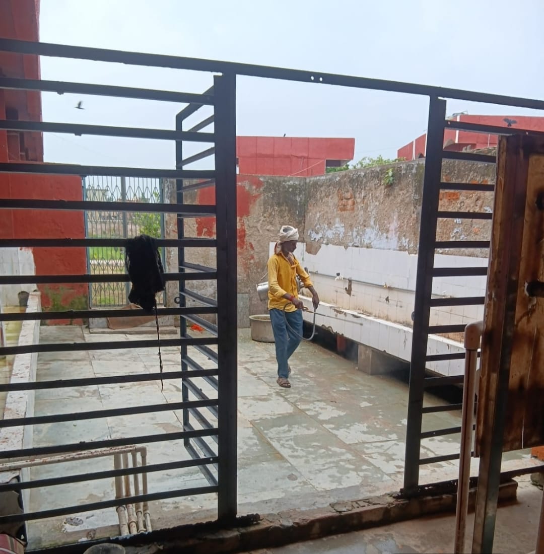 jsheohar's tweet photo. A disinfectant spraying drive was carried out at JNV Sheohar by the District Hospital, Sheohar. Officiating Principal Shri Vijay Kumar Jha thanked the Civil Surgeon and the team. The drive was supervised by Staff Nurse Ms. Archana and MTS Shri C.K. Patel.
@NVS_HQ @EduMinOfIndia https://t.co/qNHukWEVHa