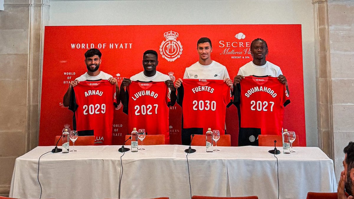 RCD_Mallorca's tweet photo. El acto de presentación de los 4️⃣ primeros fichajes en el Secrets Mallorca Villamil de World of Hyatt ❤️🖤 https://t.co/3Wrsv4P7vo