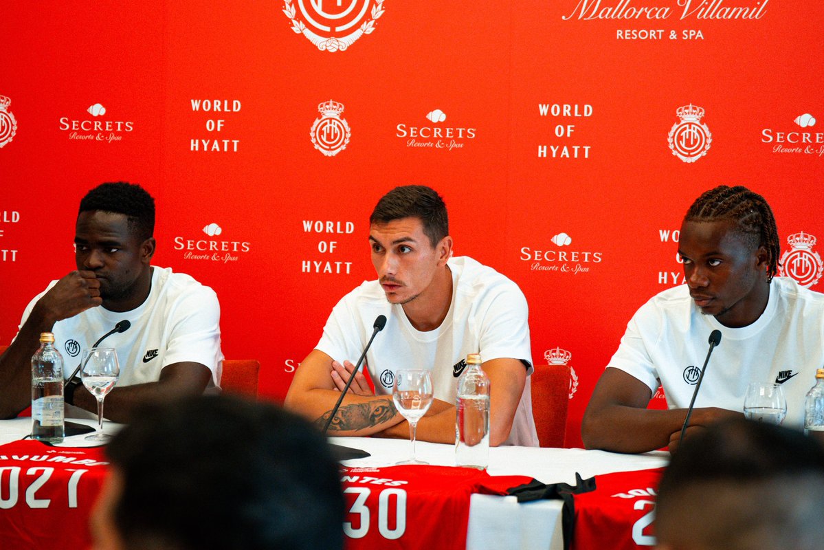 RCD_Mallorca's tweet photo. El acto de presentación de los 4️⃣ primeros fichajes en el Secrets Mallorca Villamil de World of Hyatt ❤️🖤 https://t.co/3Wrsv4P7vo