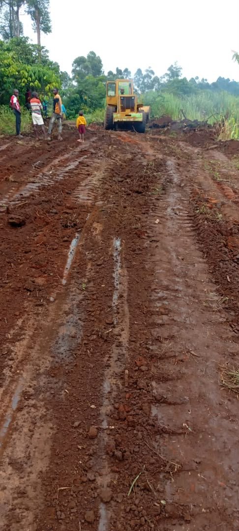 NamaraDennisMP's tweet photo. This afternoon, my office commissioned the rehabilutation of Kyabairu Road, which connects the two sub-counties of Kyaterekera & Nyakarongo in Buyaga West. This project is another milestone in our commitment to improving access to essential services & opening up our communities for greater economic opportunities.

Good roads are key to fighting poverty. They enable our farmers to transport their produce to markets more easily, reduce transport costs & stimulate local economic growth. I promised to keep using my personal resources to support our community & am glad God has enabled me to keep my word!

I am grateful to the residents for the warm reception and overwhelming support they have shown towards this and other ongoing road projects across the constituency. Together, we shall continue building a better, more connected, and more prosperous community. @NRMOnline ,@KagutaMuseveni ,@Parliament_Ug ,@DailyMonitor ,@newvisionwire