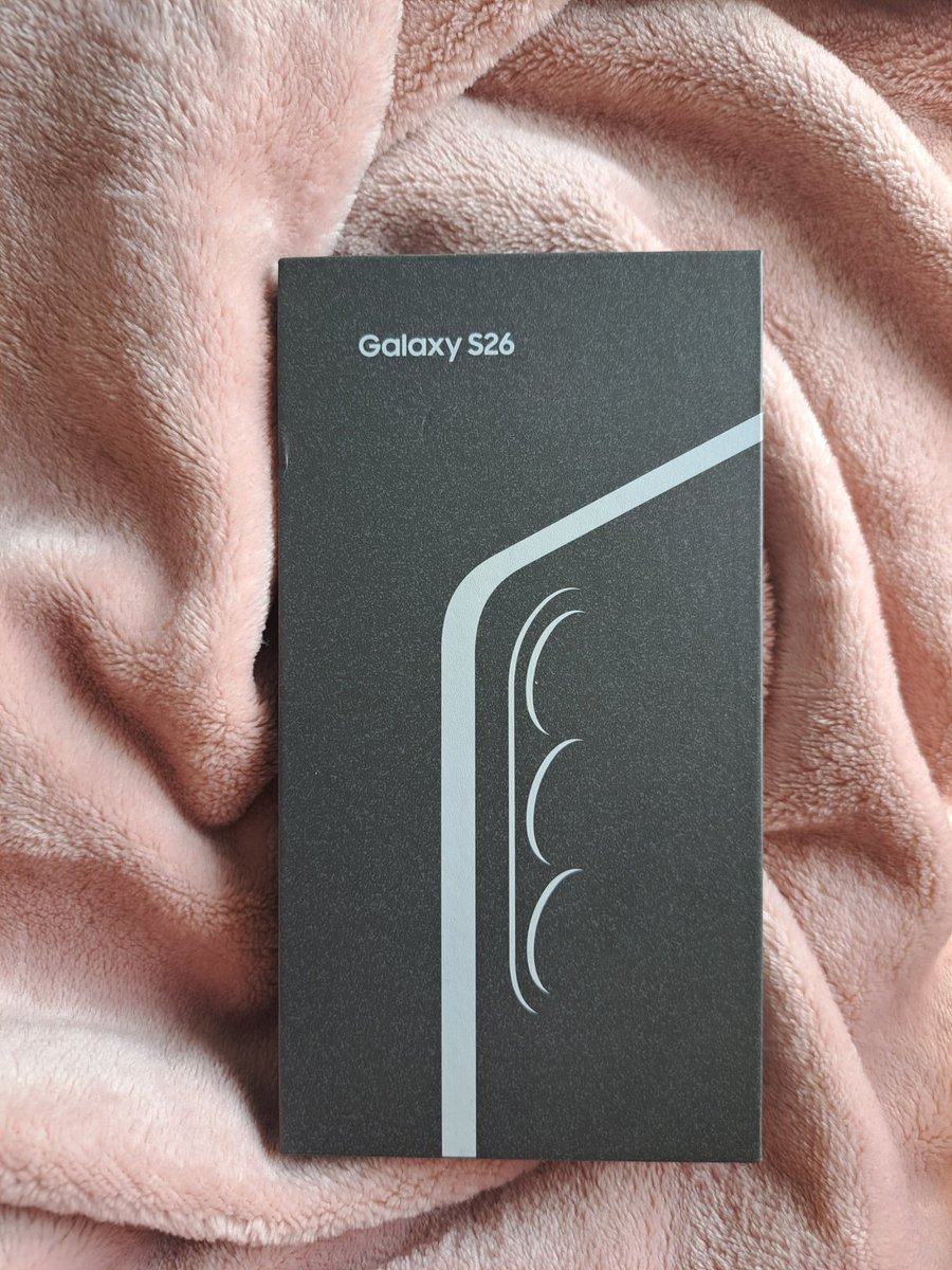 zolchiwa's tweet photo. J'ai mon nouveau tel #FidèleÀSamsung https://t.co/QAUY3VlrhA