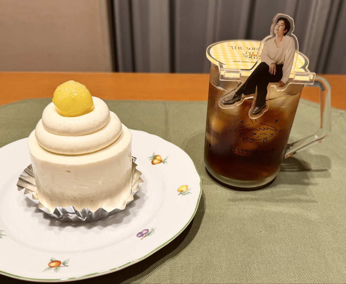 shou_hana_0902's tweet photo. 今週がんばったご褒美
ジョンヒョプフチ子さん可愛い💛
買って良かった〜🥰
#CHAEst🌻
#PARIYA
#アイスアメリカーノ https://t.co/wWMm6XQREf