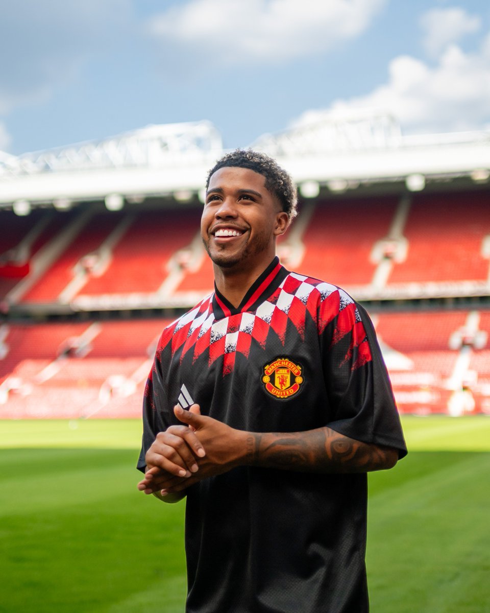 ManUtd_AR's tweet photo. سانتوس ودارلو في بيتهما الجديد 🏟️ https://t.co/WFec0tIhC4
