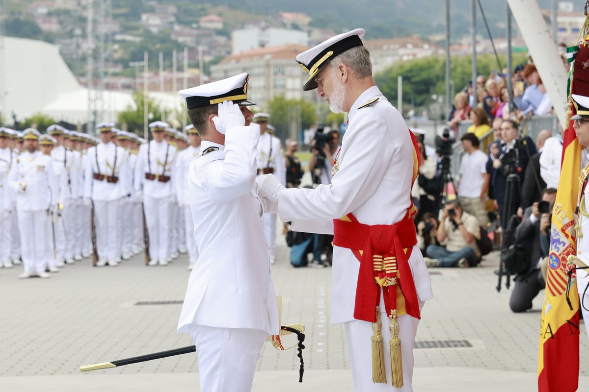 CasaReal's tweet photo. El Rey entrega los Reales Despachos e impone las condecoraciones a los oficiales que han obtenido el número uno de las distintas promociones de la Escuela Naval Militar de Marín.

➡️https://t.co/vRk7LOxt4K https://t.co/yscRTO2V0I