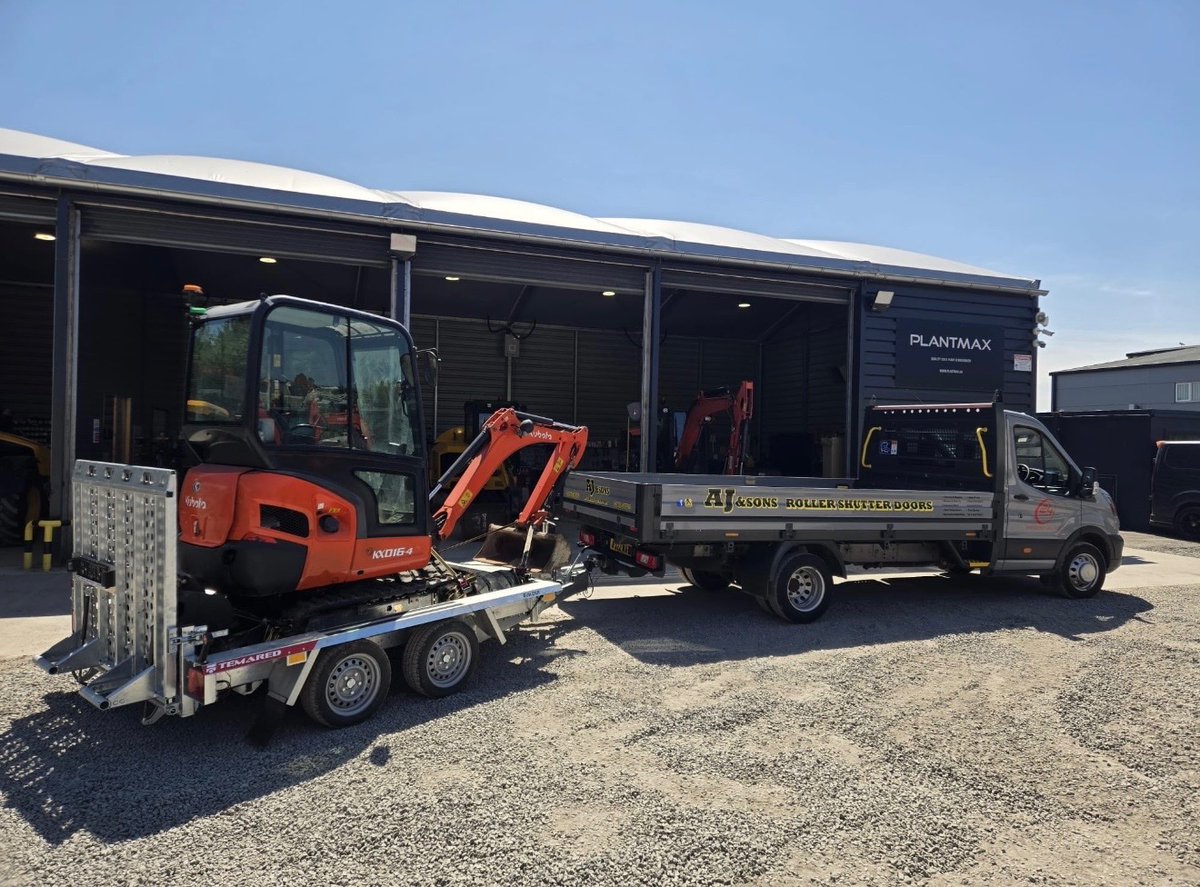 PlantMaxUK's tweet photo. Tidy Kubota KX016 heading out to A J &amp; Sons Roller Shutter Doors 🤝 https://t.co/Rgmfp4spj9