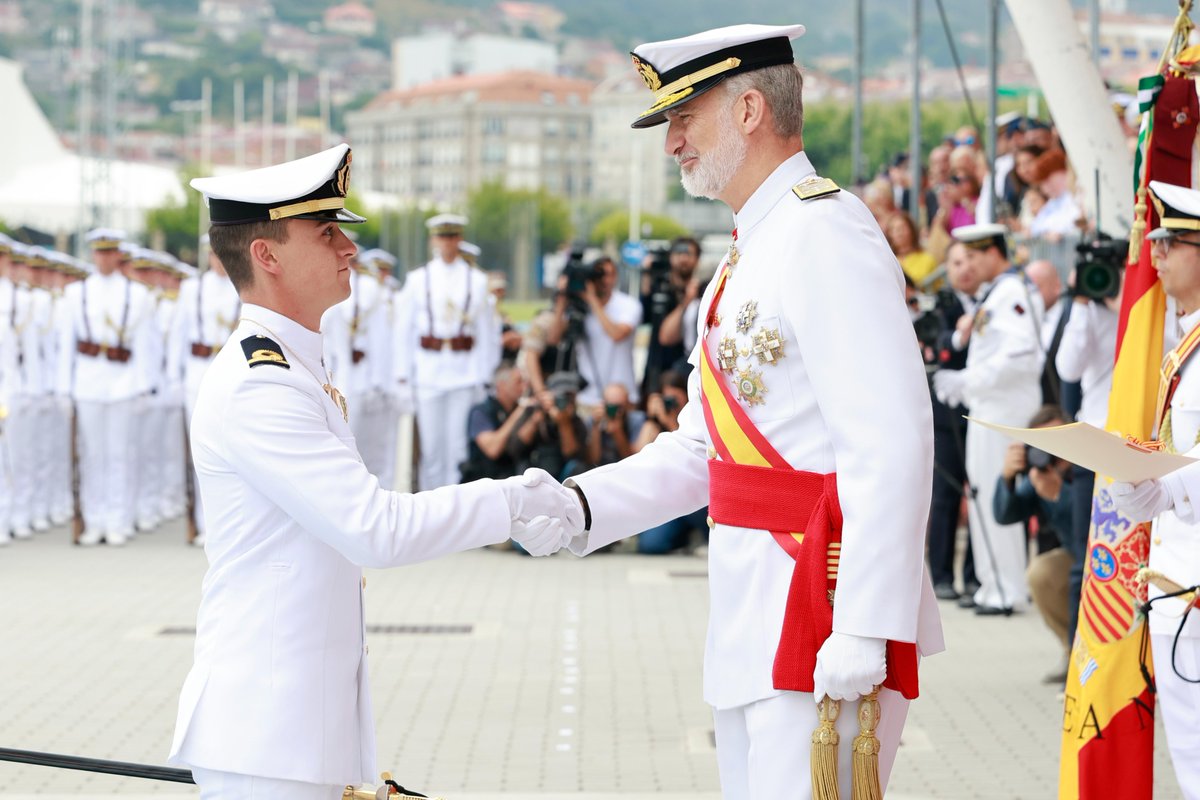 CasaReal's tweet photo. El Rey entrega los Reales Despachos e impone las condecoraciones a los oficiales que han obtenido el número uno de las distintas promociones de la Escuela Naval Militar de Marín.

➡️https://t.co/vRk7LOxt4K https://t.co/yscRTO2V0I