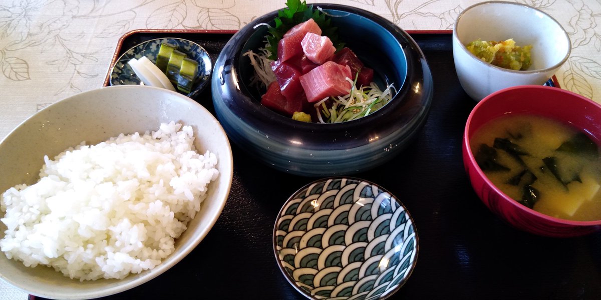 PEmon1967's tweet photo. #本日のランチ は #笛吹市 にある #五葉松 さんで
#まぐろぶつ定食 を頂きました😋

ぶつは赤身の部位とトロの部位があり
とても美味しかったです😋😋😋
小鉢のなす天も美味しかった😋😋😋 https://t.co/QbSBfrbWS8