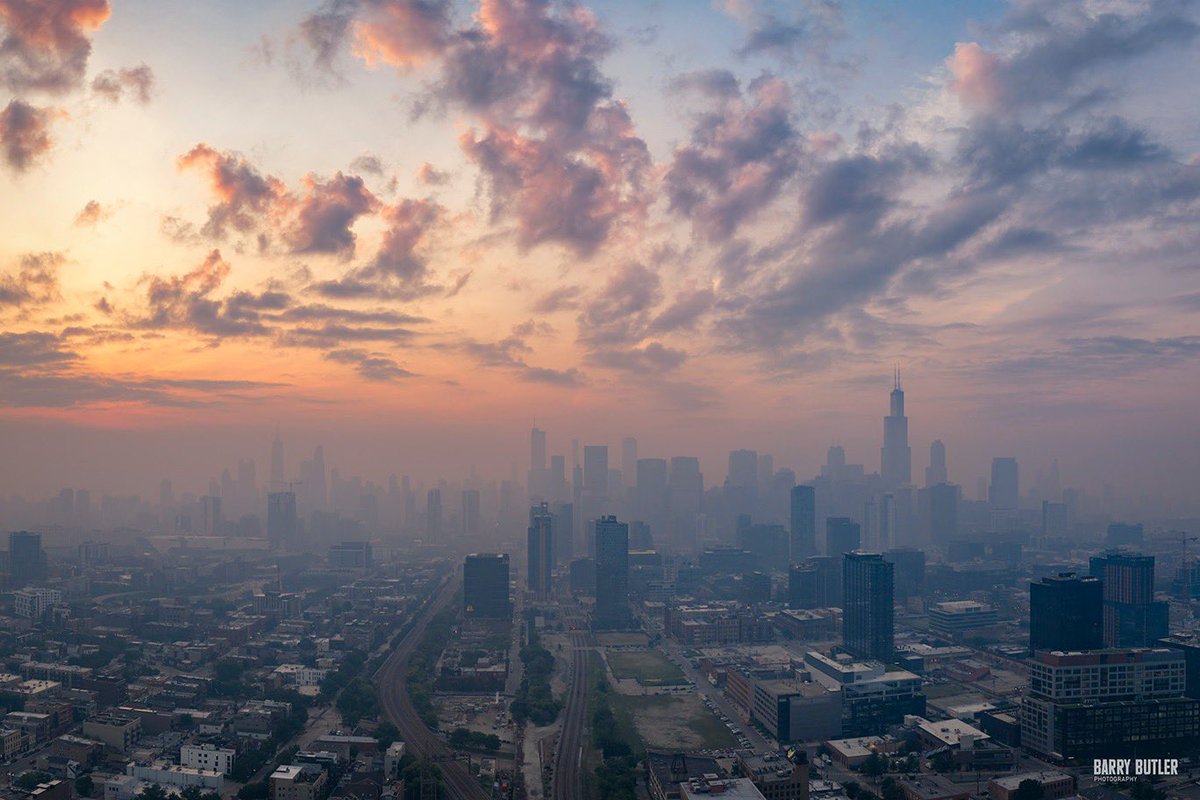 barrybutler9's tweet photo. Smoke from a Distant Fire.  This morning in Chicago as the Canadian wildfire smoke arrives.  The look and smell are all around at sunrise today.  #weather #chicago #news #ilwx https://t.co/N11tNOXj5D