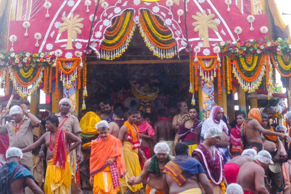 SJTA_Puri's tweet photo. ରଥରେ ଶ୍ରୀବିଗ୍ରହମାନଙ୍କ ଚିତା ଲାଗି ନୀତି ଶେଷ ହୋଇଛି।

The Chita Lagi ritual of the deities was conducted on the Rathas.

#Rathayatra2026 #JaiJagannatha #RathaJatra2026 #RathaYatra #ShreeJagannathaDhaam #Puri https://t.co/JuFJjtuSAh