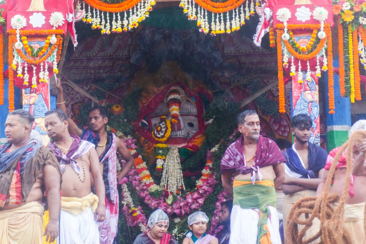 SJTA_Puri's tweet photo. ରଥରେ ଶ୍ରୀବିଗ୍ରହମାନଙ୍କ ଚିତା ଲାଗି ନୀତି ଶେଷ ହୋଇଛି।

The Chita Lagi ritual of the deities was conducted on the Rathas.

#Rathayatra2026 #JaiJagannatha #RathaJatra2026 #RathaYatra #ShreeJagannathaDhaam #Puri https://t.co/JuFJjtuSAh