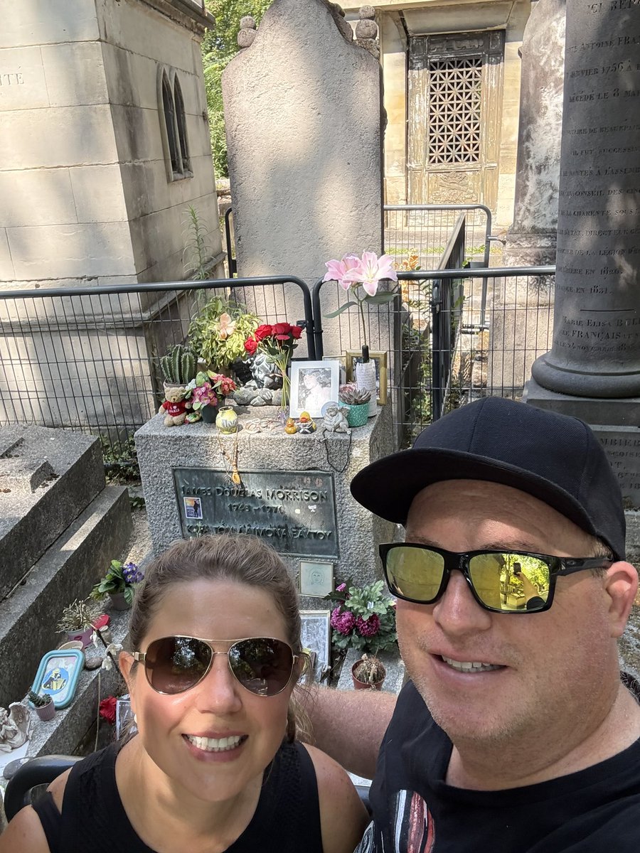 Brokerj716's tweet photo. #jimmorrison #thedoors #perelachaise #morrisonhotel https://t.co/KfnAwKxksr