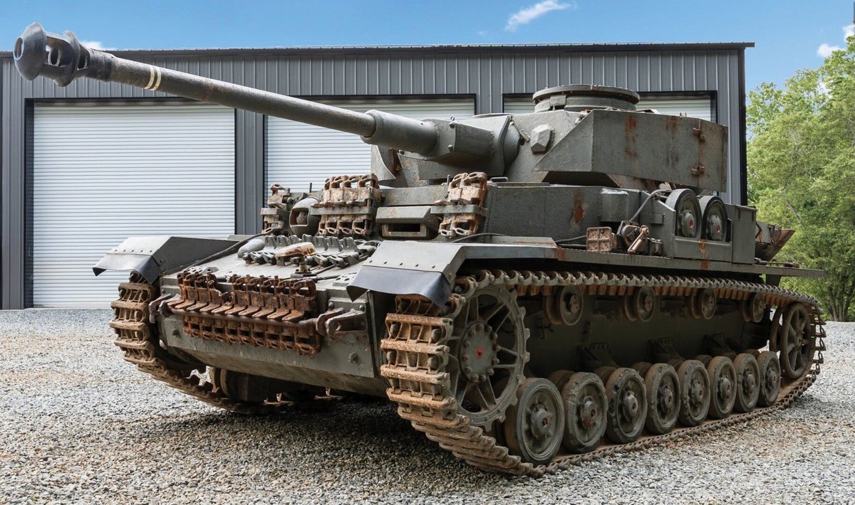 TheRevivaler's tweet photo. The Panzerkampfwagen IV was the most numerous of the German medium tanks that saw service during the Second World War. The Ausführung H was one of the last variants of this tank and was fitted with heavier armor and the long and powerful KwK 40 L/43 gun.
https://t.co/yrxsmUXsuz https://t.co/CjjGhKXfqM