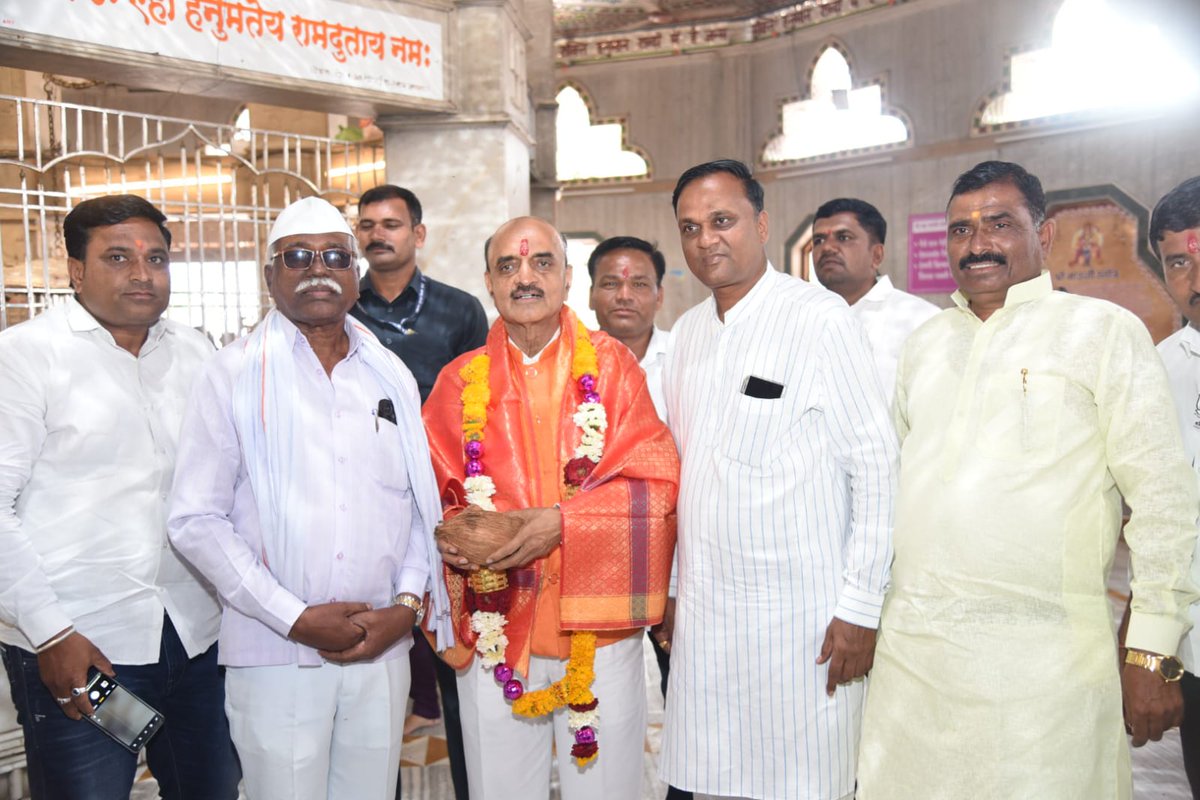 DrBhagwatKarad's tweet photo. माझ्या वाढदिवसानिमित्त रत्नपूर (खुलताबाद) येथील भारतीय जनता पार्टीचे पदाधिकारी, कार्यकर्ते, मित्रपरिवार तसेच श्रीक्षेत्र भद्रा मारुती मंदिर ट्रस्टच्या पदाधिकाऱ्यांनी सदिच्छा भेट देऊन शुभेच्छा दिल्या.
आपल्या प्रेमळ शुभेच्छांसाठी मनःपूर्वक आभार!
#drkaradupdates https://t.co/oRh3oSi9V6
