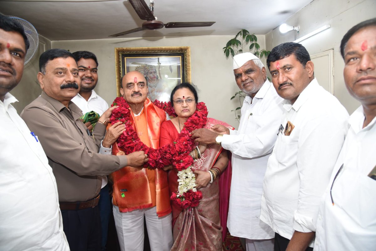 DrBhagwatKarad's tweet photo. माझ्या वाढदिवसानिमित्त रत्नपूर (खुलताबाद) येथील भारतीय जनता पार्टीचे पदाधिकारी, कार्यकर्ते, मित्रपरिवार तसेच श्रीक्षेत्र भद्रा मारुती मंदिर ट्रस्टच्या पदाधिकाऱ्यांनी सदिच्छा भेट देऊन शुभेच्छा दिल्या.
आपल्या प्रेमळ शुभेच्छांसाठी मनःपूर्वक आभार!
#drkaradupdates https://t.co/oRh3oSi9V6