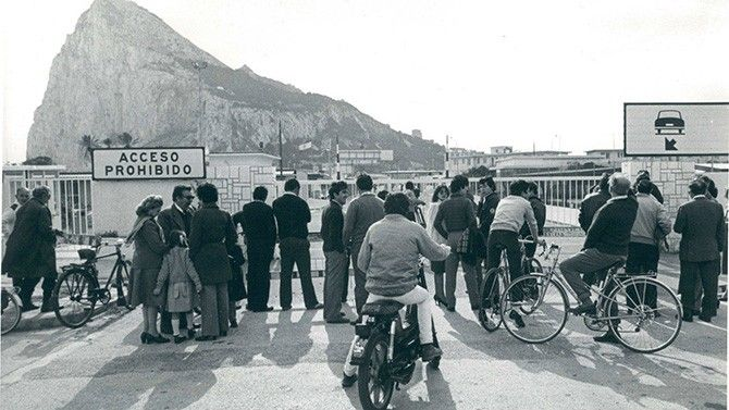 lgimenezbalmori's tweet photo. Antes, en un acto de soberanía, se cerraba la verja y se les cortaba la luz. Ningún ministro iba a sacarse una foto haciéndolo.
Hoy, en una acto de cobardía y entreguismo, derribamos la verja y el presidente del gobierno va a sacarse la foto.
Tiempo de cobardes y traidores. https://t.co/wPNoOT1KbW