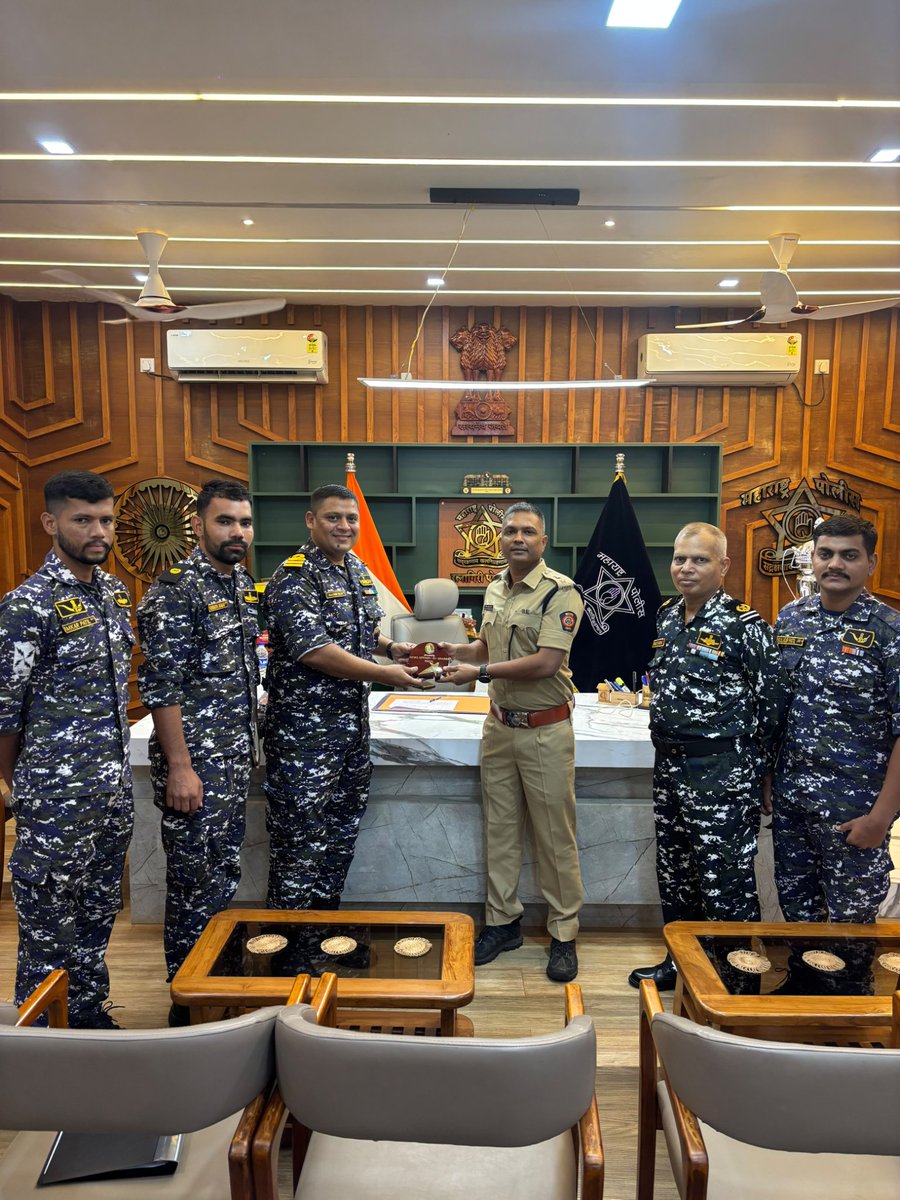 IN_HQMNA's tweet photo. The 10-day #VibrantVillageProgramme26 concluded today, with the Indian Navy, Indian Coast Guard, Coastal Security Police, Department of Fisheries and ONGC jointly reaching 55+ coastal villages across Maharashtra. Engaging 2,500+ fishermen, the initiative strengthened maritime awareness, reinforced coastal security, and advanced the Govt's vision of empowered coastal communities

#Indiannavy #HQWNC #WNC
@indiannavy @IN_WNC @IndiaCoastGuard
@FisheriesGoI @ONGC_
@DGPMaharashtra