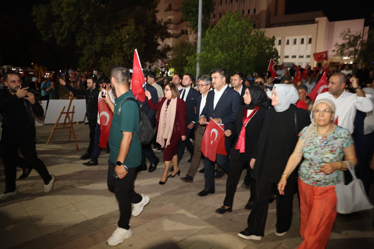 avdilanensari's tweet photo. 📍 15 Temmuz Demokrasi Meydanı

15 Temmuz gecesi,vatanı uğruna canını hiçe sayan kahramanlarımız tarihe altın harflerle yazılan bir destan bırakmıştır

Demokrasi nöbetinin adı o kutlu direnişi daima yaşatacak;şehitlerimizi rahmetle gazilerimizi şükranla anacağız.
@tugbaisikercan https://t.co/GgtyxHaTWu