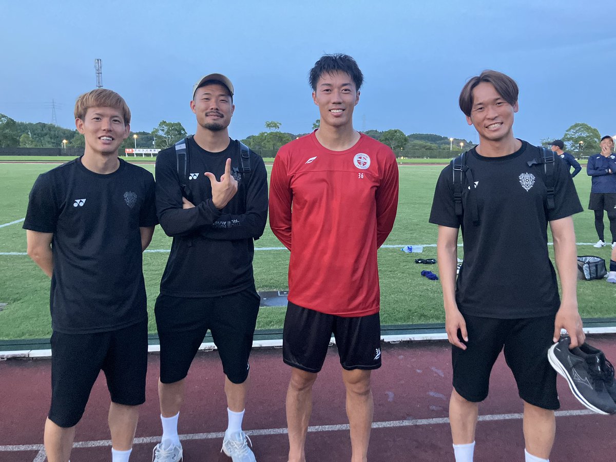 AvispaF's tweet photo. 🐝𝐌𝐈𝐘𝐀𝐙𝐀𝐊𝐈 𝐂𝐀𝐌𝐏 𝐃𝐀𝐘4️⃣🐝

お久しぶりです！！！

#坂田大樹 選手 #池田樹雷人 選手　
#キムムンヒョン 選手と再会しました🐝🫱🏼‍🫲🏻

#アビスパ福岡
#鹿児島ユナイテッドFC 
#宮崎キャンプ2026 https://t.co/2Atv6wUOed