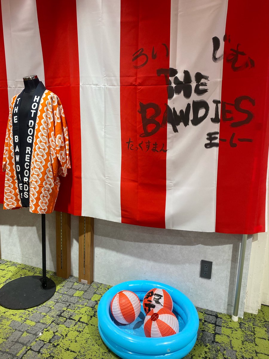 ponz_0516's tweet photo. 渋谷の真ん中にドーンてBAWDIESの広告が出ててうれしくなった！
フリラもポップアップも楽しかったー！弾丸で行ってよかった☺︎
カプセル、特賞以外は欲しいの出た
#thebawdies 
#BAWDIESは夏祭り‼︎ https://t.co/zncHTyVuJj