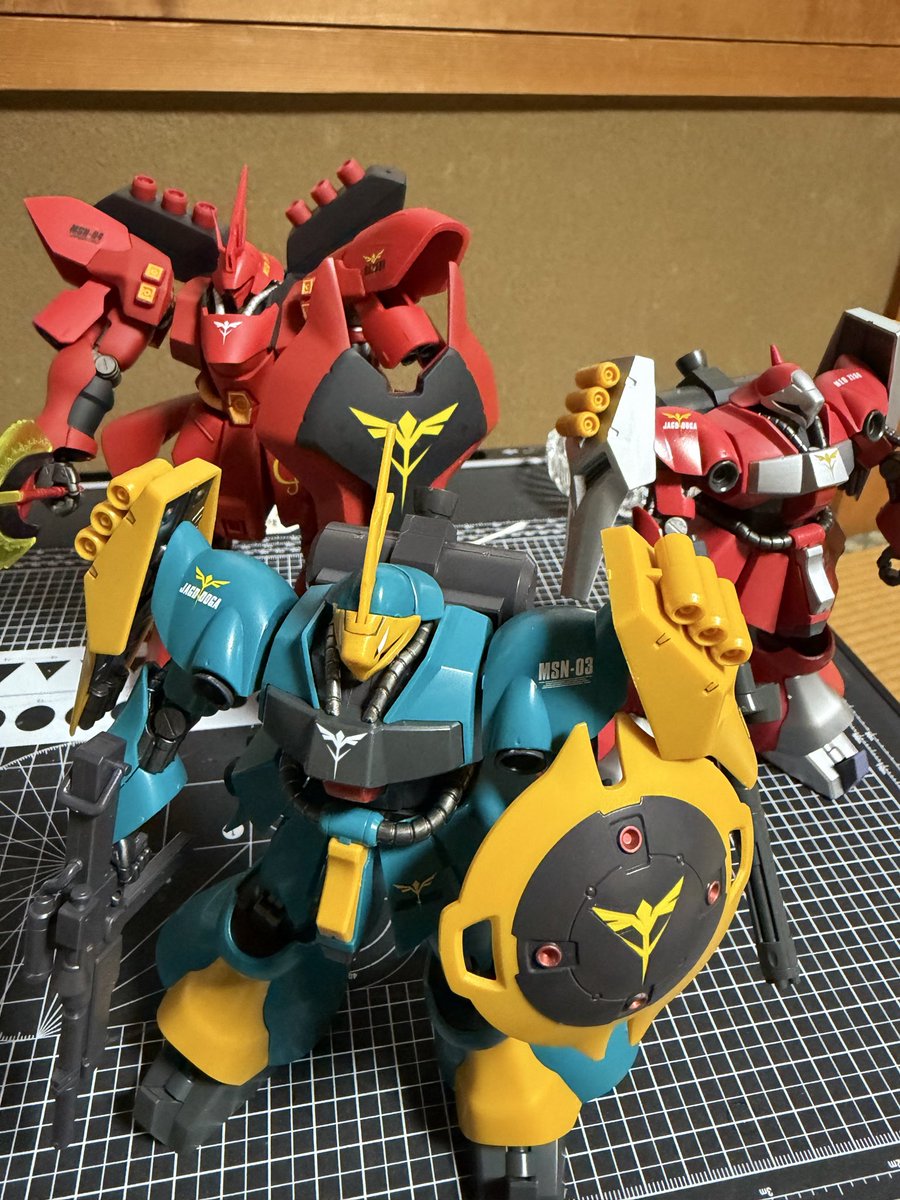 Makopostof's tweet photo. HG5体完成！
HGと言えどかなり時間かかりました😅
今回はクェスドーガの外装部分をシルバーに塗ってみました😊
シールドなど面積の広い部分や曲線のところはムラが出てしまいますね😭
重ね塗りはしたのですが…
次回はもっと頑張ろう😊

＃ガンプラ https://t.co/EM9NOCCnMe